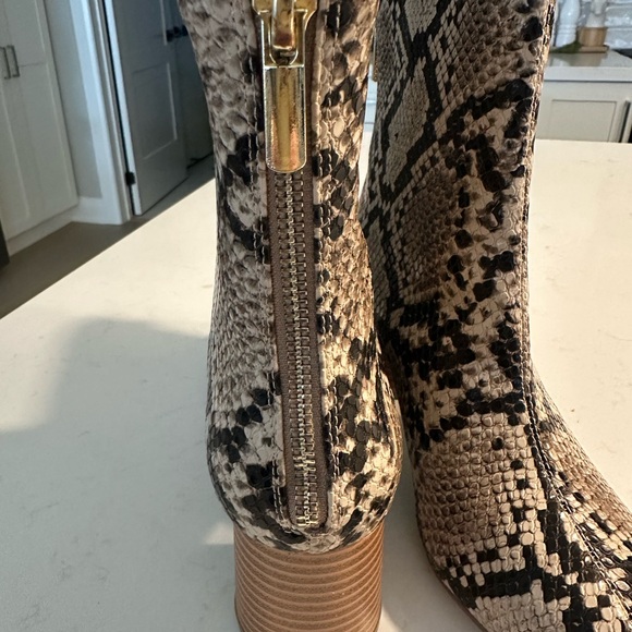 New*** ANKLE BOOTS - Picture 5 of 6